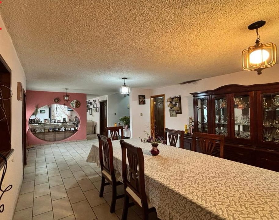 Comedor con vitrina de madera y paso hacia la estancia