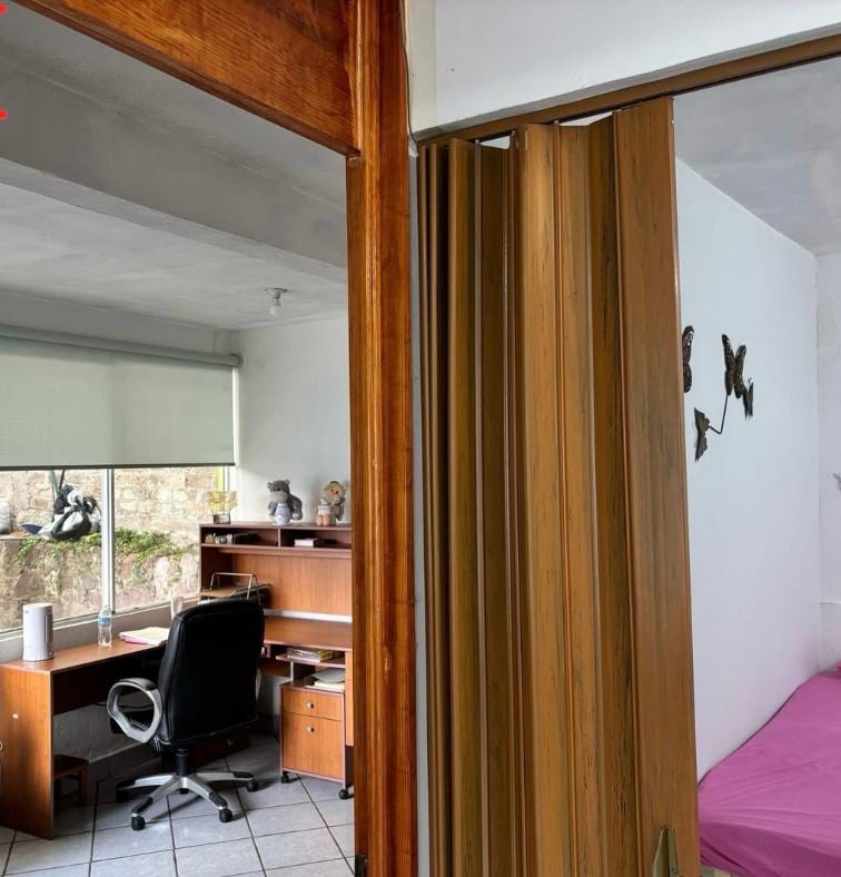 Estudio con escritorio integrado y ventana al jardín