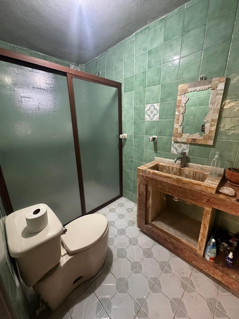 Baño completo con regadera y acabados en azulejo