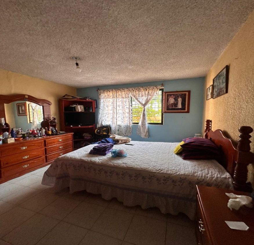 Recámara principal con ventana a la calle y espacio para muebles amplios