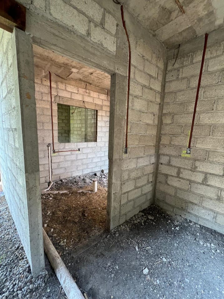 Instalaciones hidráulicas y eléctricas colocadas y a la vista