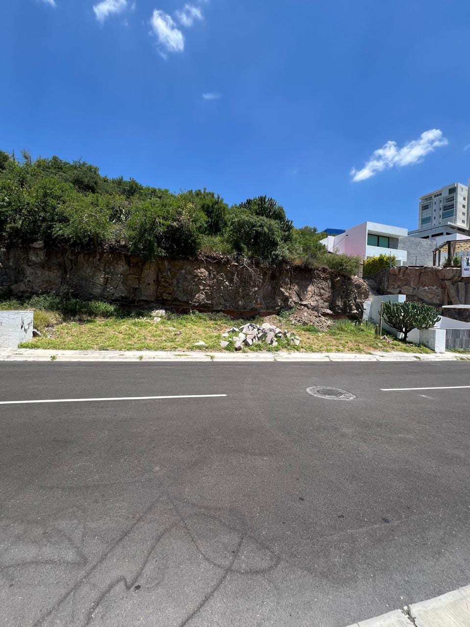 Segundo lote de 610 m² en la misma calle, entre casas ya construidas