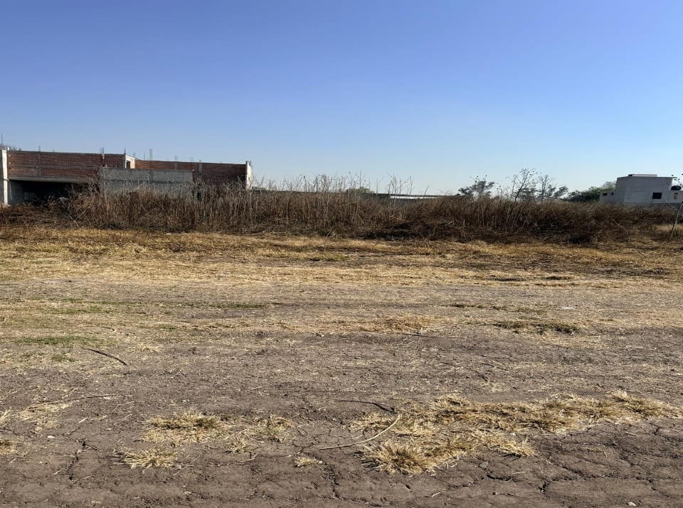 Superficie del terreno con construcciones vecinas al fondo